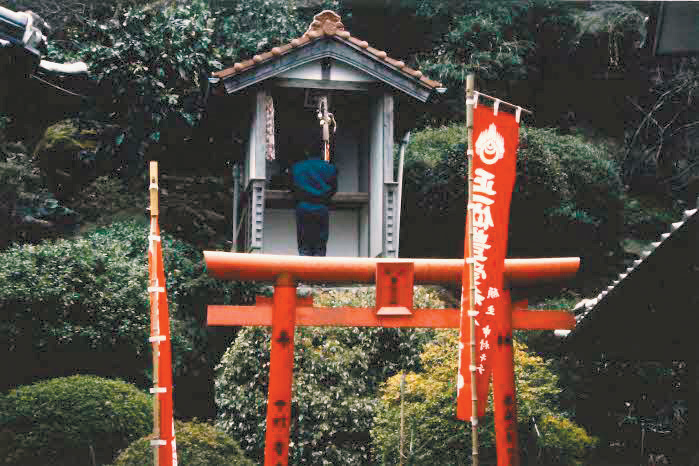 屋敷内に祀られた稲荷神社と赤い幟