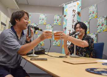 カブトビールで乾杯する平野泰新さん（写真右）