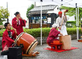 お囃子の演奏と餅つきの実演