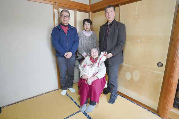 100歳を迎えた神岡町の中谷初江さんをお祝いしました