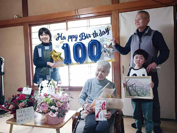 100歳を迎えた神岡町の吉田春子さんをお祝いしました