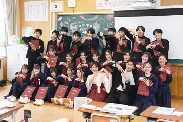 神岡中3年生 学級解散式で家族に手紙を手渡しました