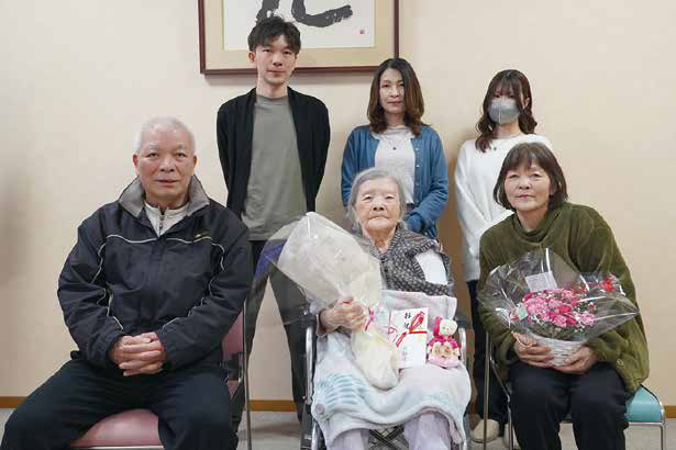 100歳を迎えた古川町の荒井よし子さんをお祝いしました