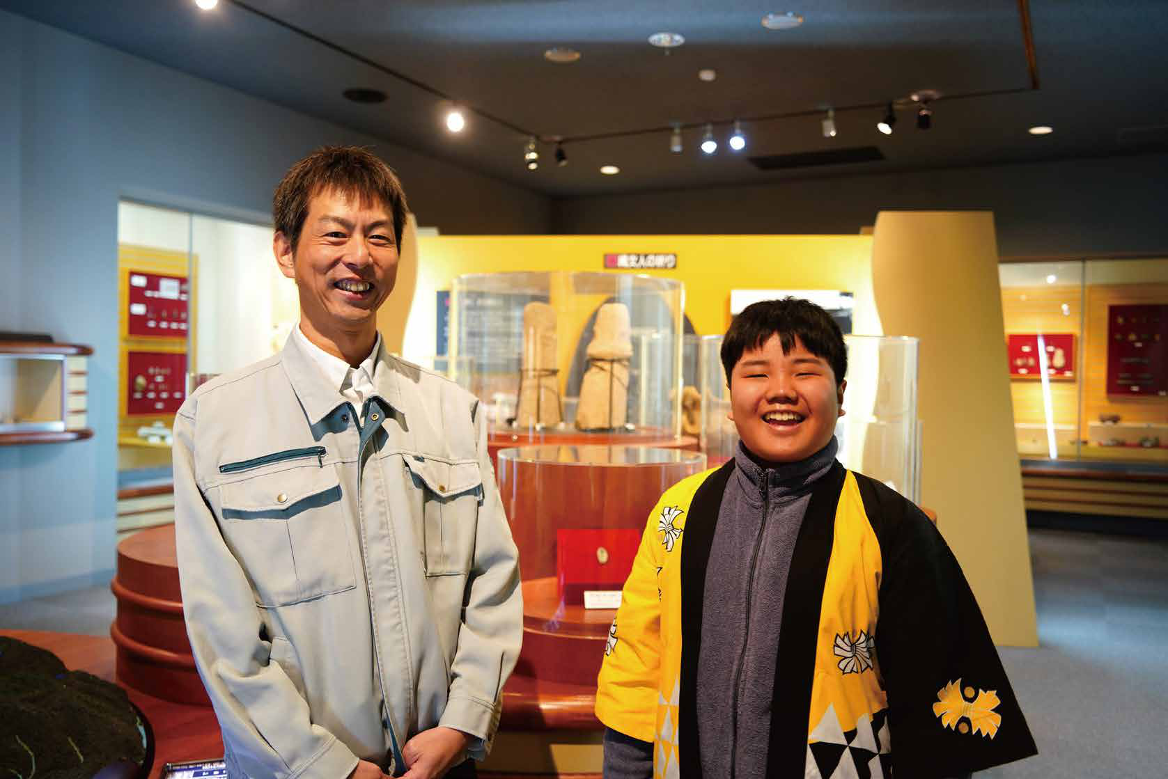 市教育委員会学芸員三好清超さん（左）・古川中学校藤戸貴生さん（右）