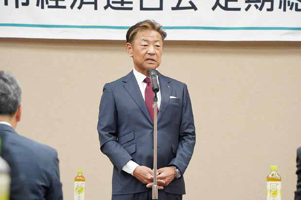 定期総会で挨拶する渡邉新会長