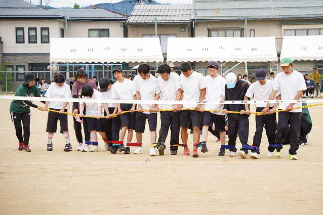運動会で競技に参加する児童生徒たち