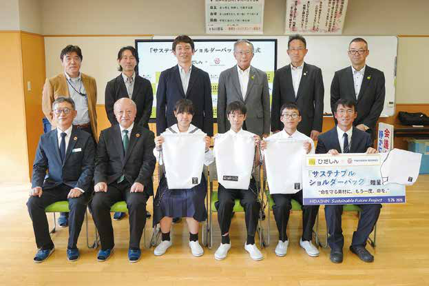 市内の全中学生へ再資源化された素材で作ったバッグが寄贈されました
