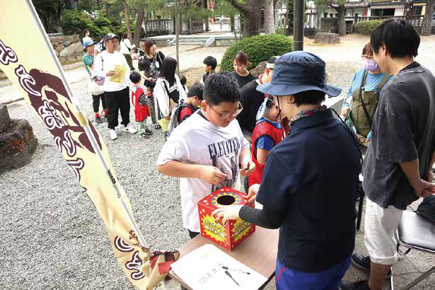 スタンプウォークに参加する子どもと参加者の様子