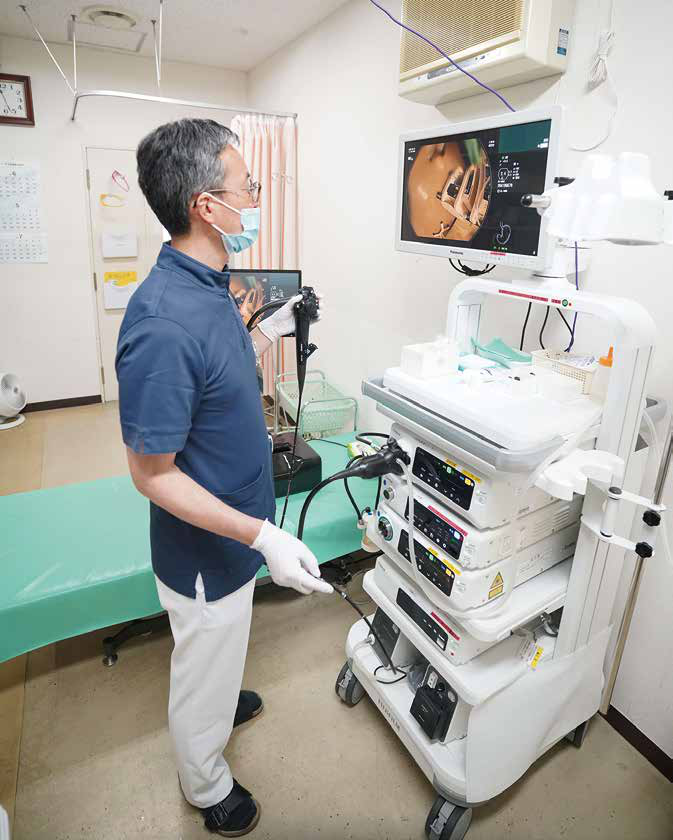 経鼻内視鏡検査の機器を紹介する工藤院長