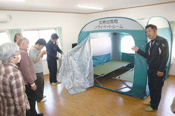 防災研修会でプライベートルームを体験する様子