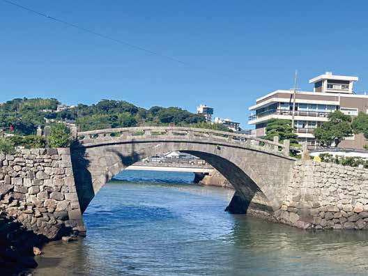 平戸市役所前に架かる石造りの幸橋