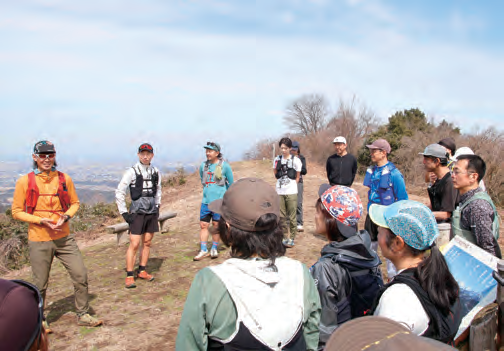 城ヶ平山山頂で石川さんからアドバイスを受ける様子