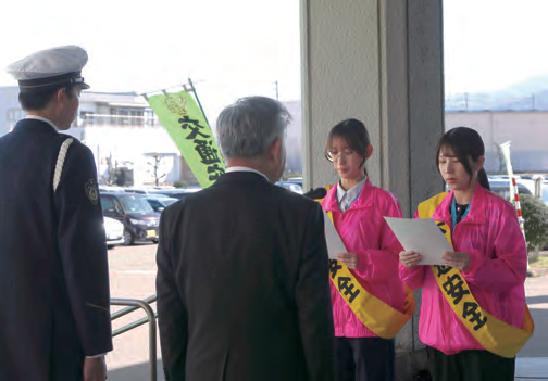 交通安全宣言をするセーフティレディの山下純佳さん（左）、佐伯綾香さん（右）