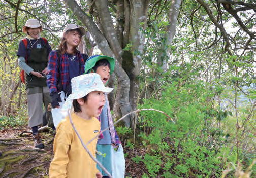 三角山の山頂から「ヤッホー」と叫ぶ様子