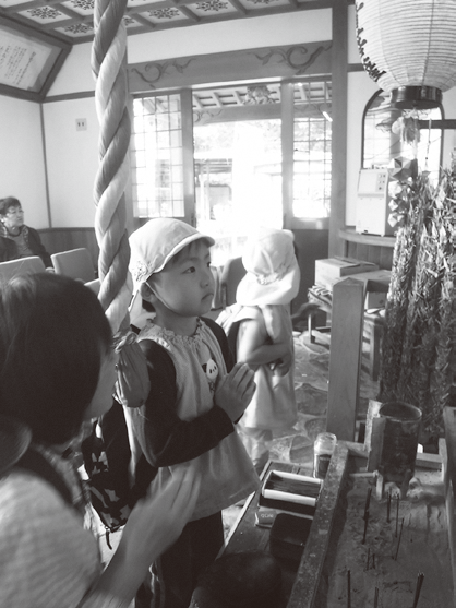 手を合わせる園児