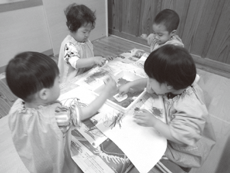 絵の具で遊ぶ園児たち