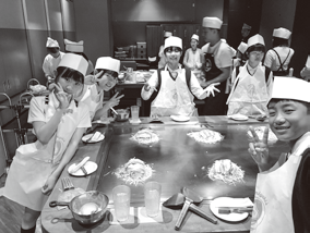 お好み焼きづくり体験の様子