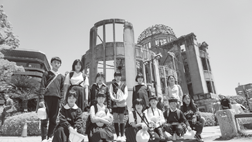 原爆ドーム前での集合写真