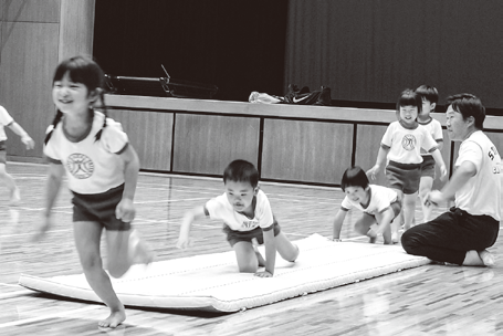 体育教室に参加する子どもたち