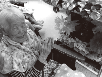 花まつりを楽しむ利用者