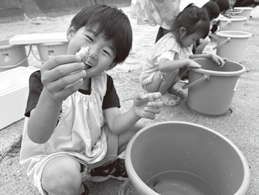 マダイのあかちゃんを見せる男の子
