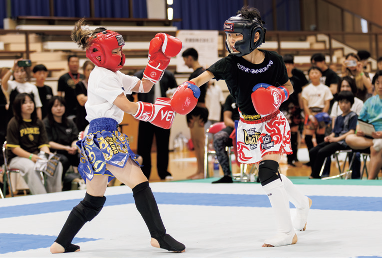 小学生選手たちも果敢にリングへ挑む