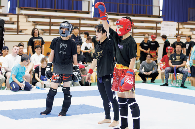 厳しい戦いを制した選手に送られた大きな拍手