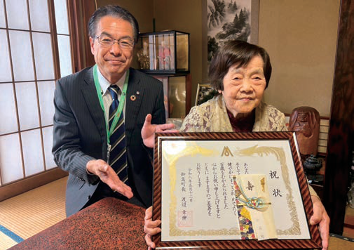 左から、渡辺町長、石内さん