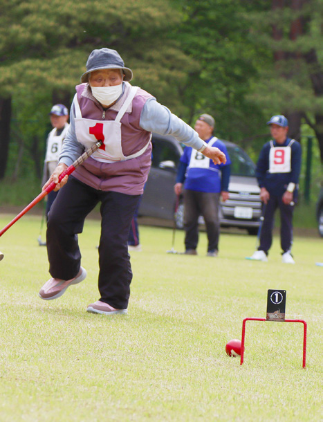 狙いを定めて球を打つ選手たち