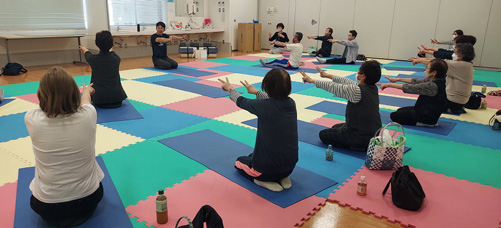 ストレッチ体操をする参加者たち