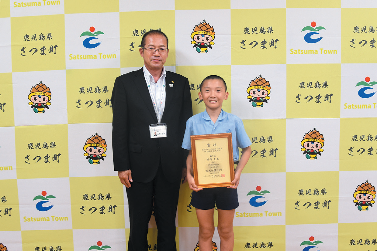 上野俊市町長（左）と南原さん（右）