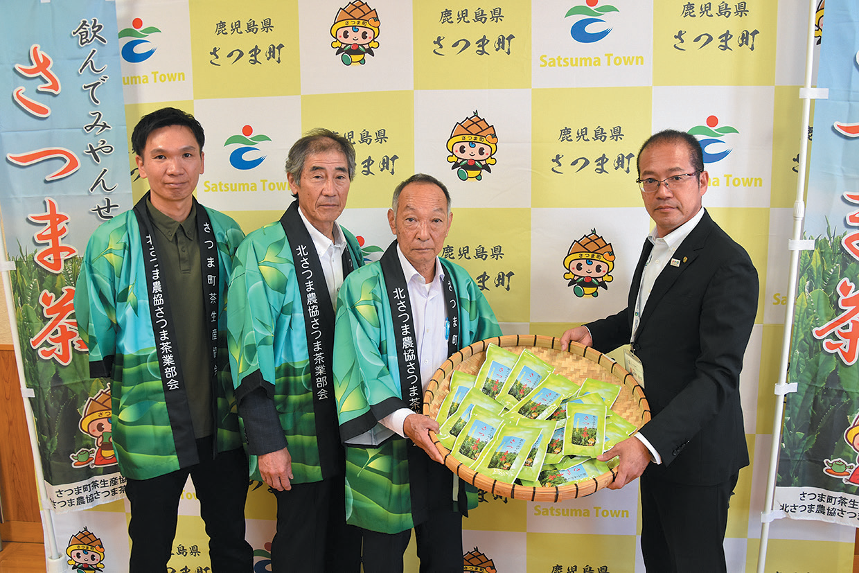 領家会長から上野俊市町長に新茶が手渡されました