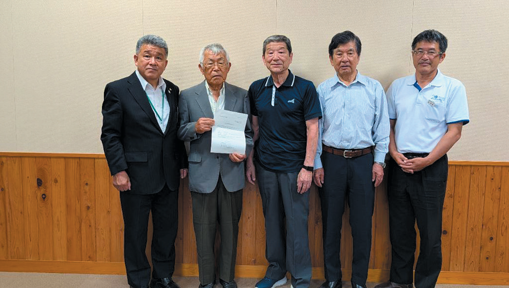 中山教育長（左）と宮之城文化懇談会のみなさんと中村社会教育課長（右）