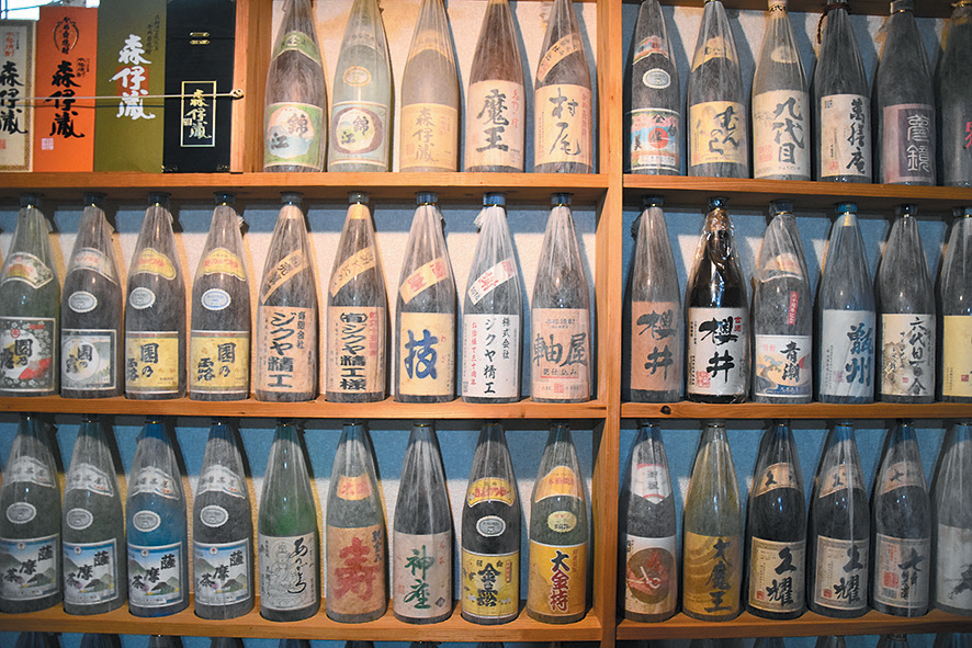 社長室「のんごろ亭」の焼酎棚