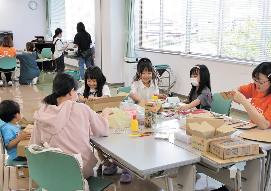 「廃材であそぼう」を楽しむ参加者